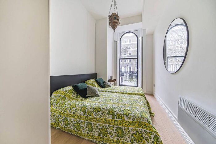 2 Bedroom Flat To Rent In Beaufort Gardens, Kensington, London, SW3