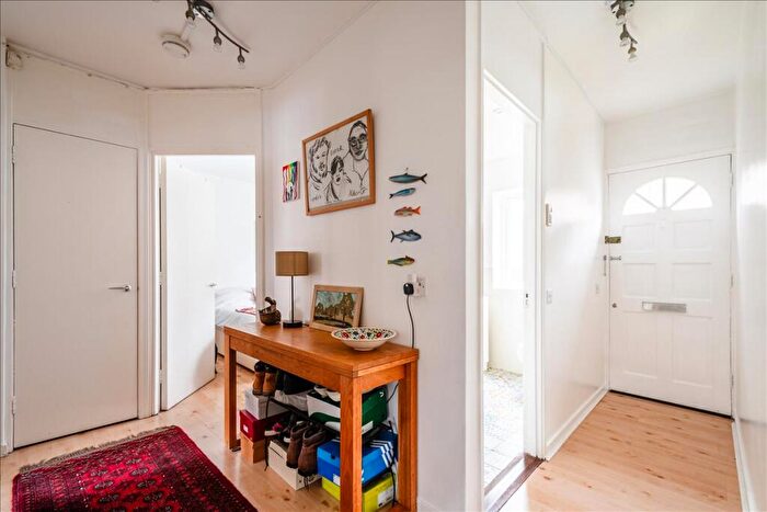 2 Bedroom Apartment For Sale In Tiber Gardens, Islington, N1