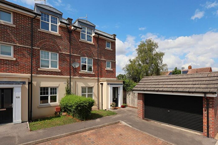 2 Bedroom Maisonette For Sale In Quinton Fields, Emsworth, PO10