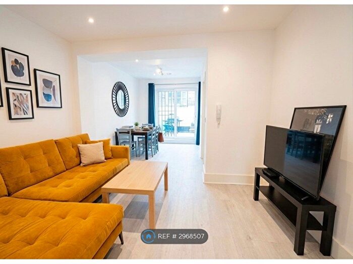 3 Bedroom Maisonette To Rent In Stowe Road, London, W12