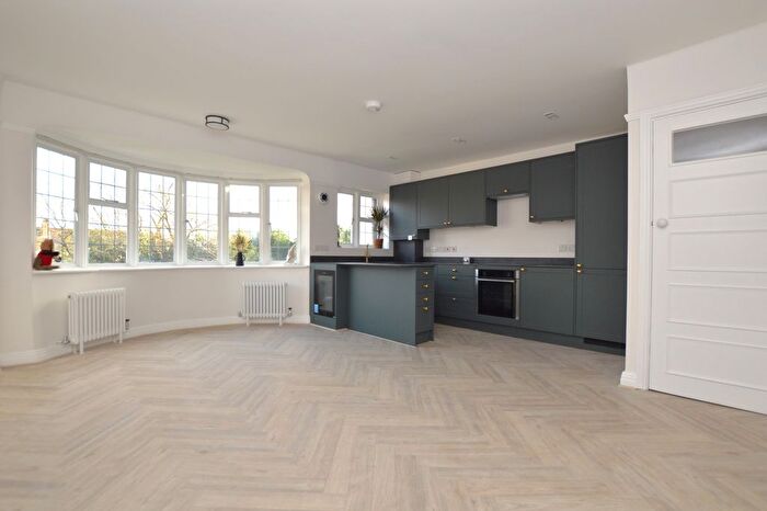 2 Bedroom Flat To Rent In Woodford Road, London, E18