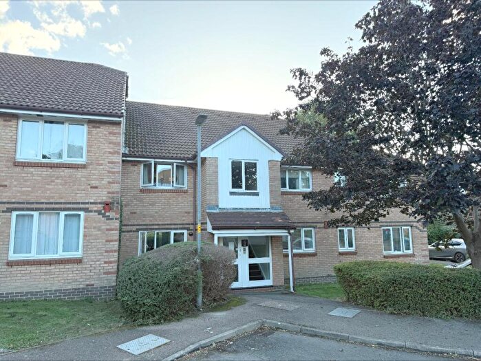 2 Bedroom Flat To Rent In Bornedene, Potters Bar, Hertfordshire, EN6
