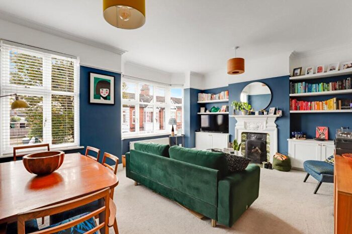 2 Bedroom Flat For Sale In Royston Road, Penge, London, SE20