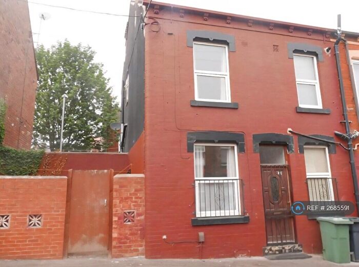 2 Bedroom End Of Terrace House To Rent In Aviary Grove, Leeds, LS12