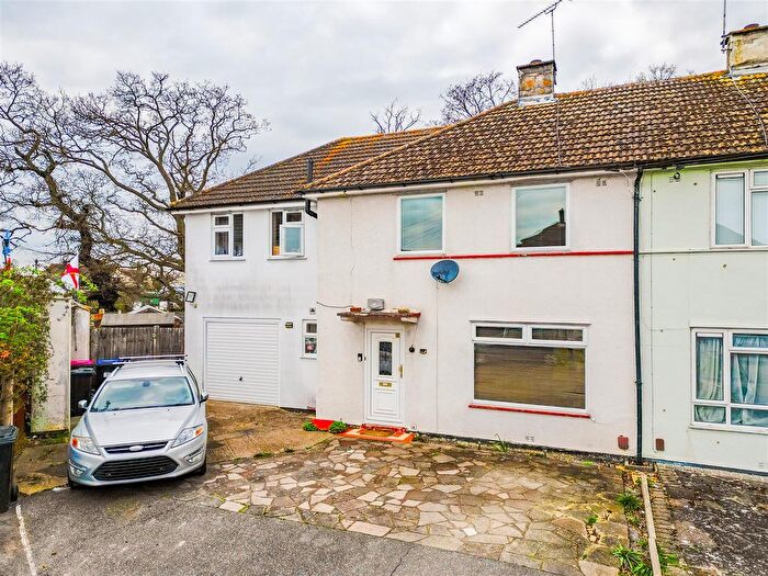 4 Bedroom Property For Sale In Harridge Close, Leigh-On-Sea, SS9