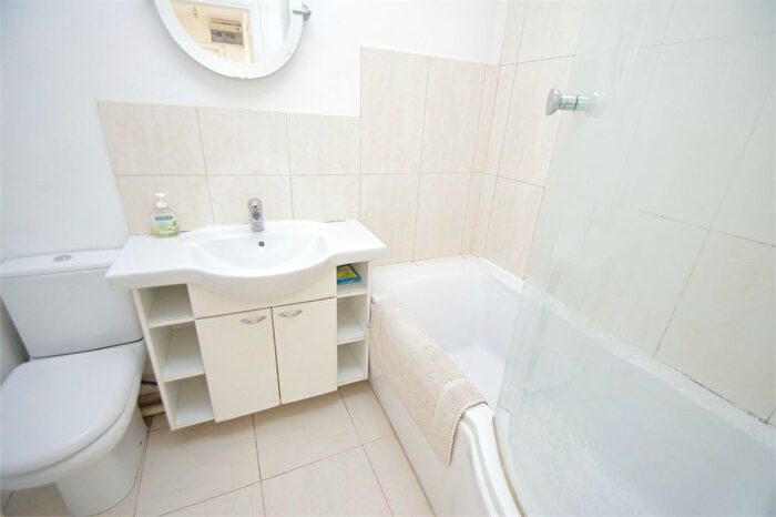 1 Bedroom Flat To Rent In Guernsey House, Pioneer Way, Watford, WD18