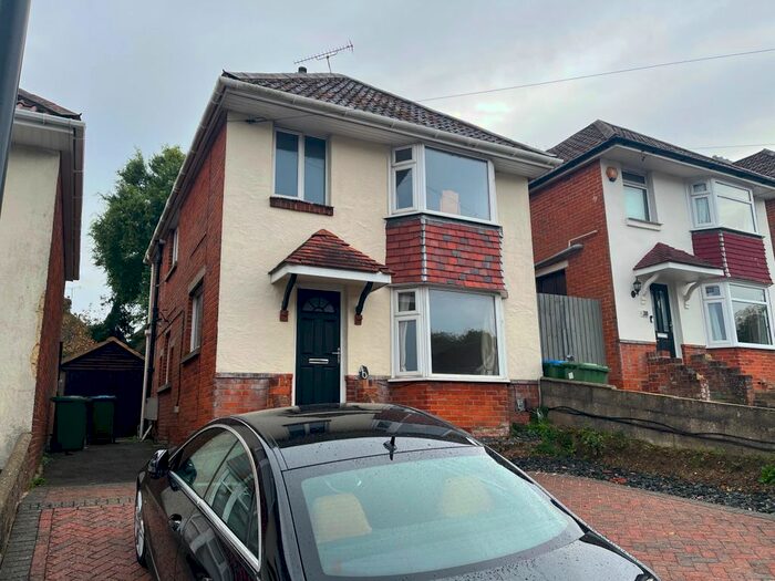 3 Bedroom Detached House To Rent In Woodmill Lane, Southampton, SO18