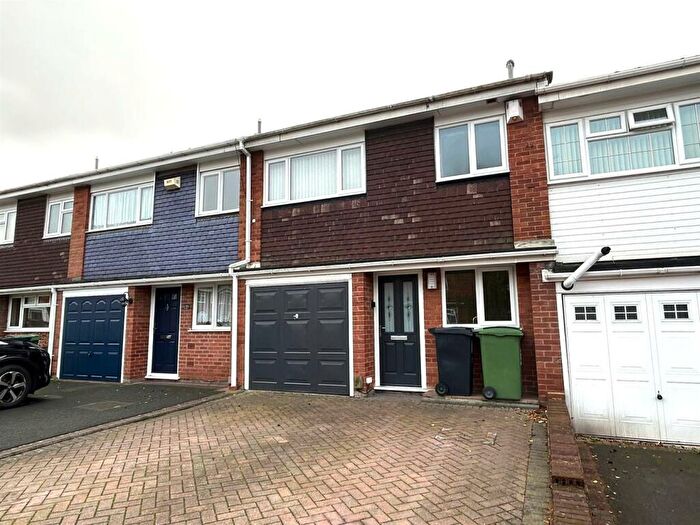 3 Bedroom House To Rent In Chichester Avenue, Netherton, West Midlands, DY2