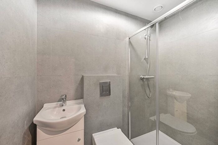 Studio To Rent In Hounslow Avenue, Hounslow, TW3