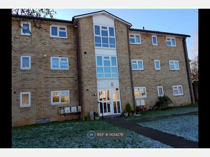 2 Bedroom Flat To Rent In Harwood Hill, Welwyn Garden City, AL8