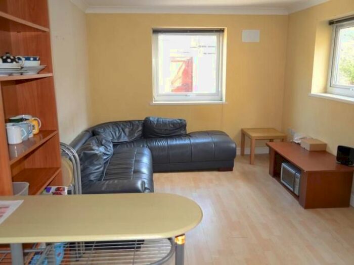 4 Bedroom Flat To Rent In Ruthin Gardens, Cathays, Cardiff, CF24