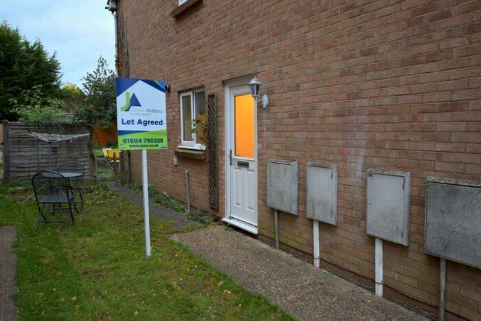 2 Bedroom Maisonette To Rent In Obelisk Rise, Kingsthorpe, Northampton, NN2