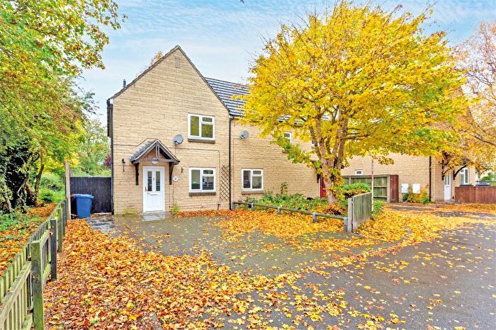 3 Bedroom Semi Detached House For Sale In Croxford Gardens, Kidlington, OX5