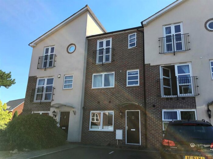 4 Bedroom House To Rent In Rose Cottage Gardens, Walsworth Road, Hitchin, SG4