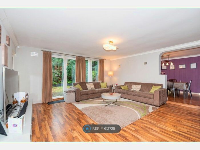 3 Bedroom Flat To Rent In Thornbury Avenue, Isleworth, TW7