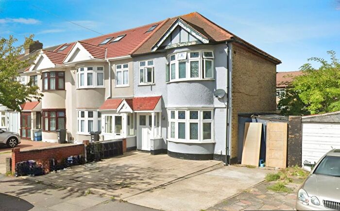 3 Bedroom Terraced House To Rent In Holland Park Avenue, Ilford, IG3