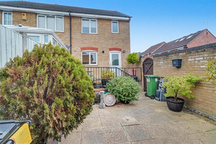 2 Bedroom Semi-Detached House For Sale In Crawford Chase, Wickford, SS12