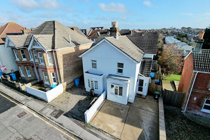3 Bedroom Semi-Detached House For Sale In Mansfield Road, Poole, BH14
