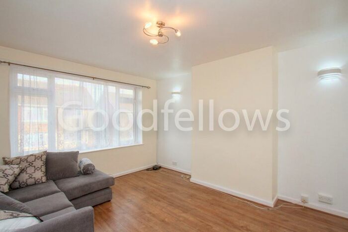 2 Bedroom Maisonette To Rent In Ivy Gardens, Mitcham, CR4