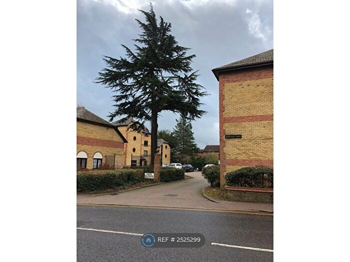 2 Bedroom Flat To Rent In Brooklands Court, St Albans, AL1