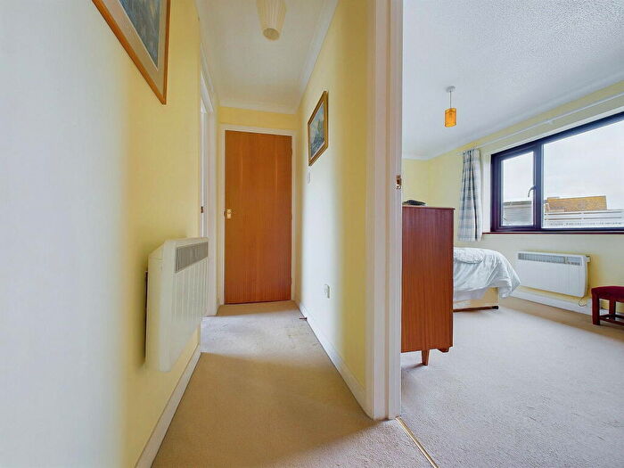 1 Bedroom Apartment For Sale In Brighton Road, Lancing, BN15