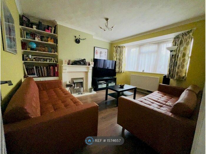 3 Bedroom Semi-Detached House To Rent In Roslyn Road, Woodley, Reading, RG5