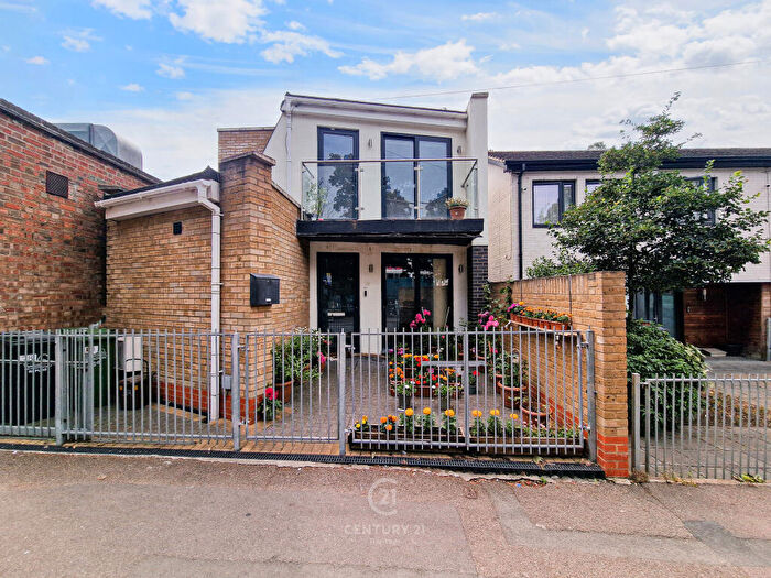 3 Bedroom Detached House For Sale In Farnan Avenue, Walthamstow, E17