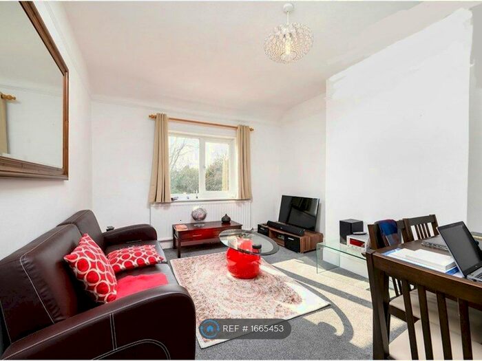 2 Bedroom Maisonette To Rent In Millway, London, NW7
