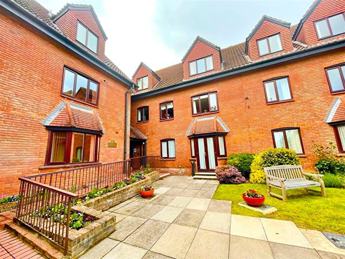 1 Bedroom Flat For Sale In Chelmsford Road, Shenfield, Brentwood, CM15