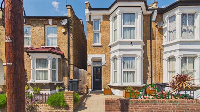 3 Bedroom End Of Terrace House For Sale In Mulberry Way, London, E18