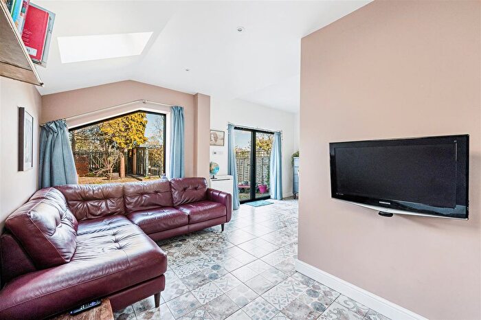 3 Bedroom Flat For Sale In Lynton Road, London, W3