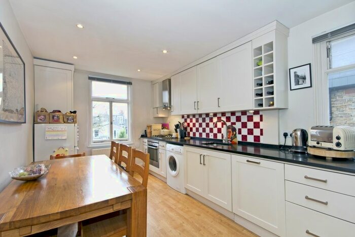 2 Bedroom Flat To Rent In First Floor Flat, Bassingham Road, Earlsfield, SW18