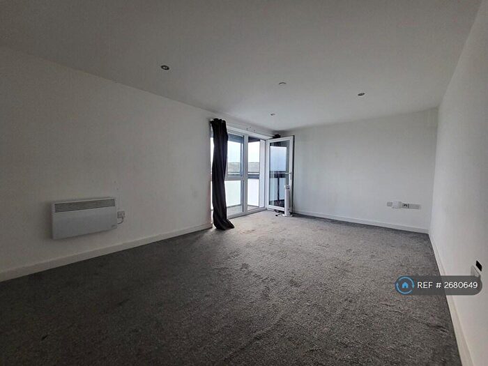 2 Bedroom Flat To Rent In Wheatley Court, Halifax, HX2