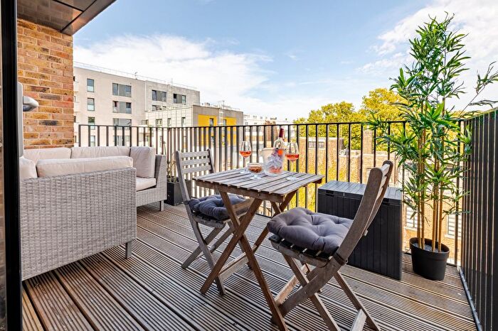 3 Bedroom Flat For Sale In Centric Close, London, NW1