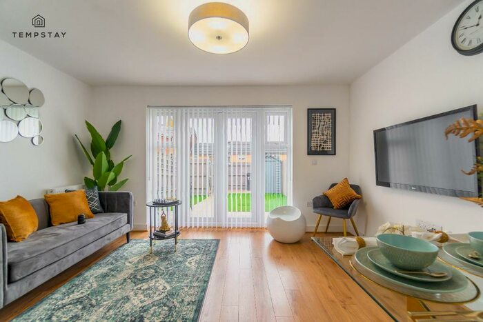 4 Bedroom Terraced House To Rent In Whale Avenue, Reading, RG2