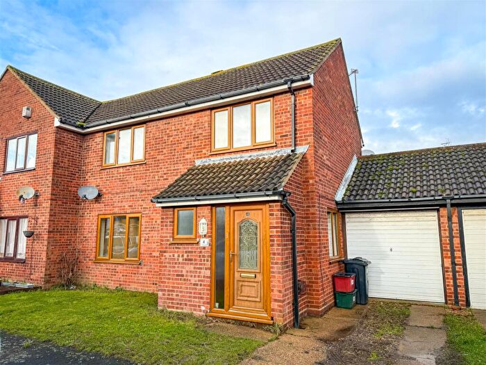 3 Bedroom Semi-Detached House For Sale In Hanwell Close, Clacton-on-sea, Essex, CO16