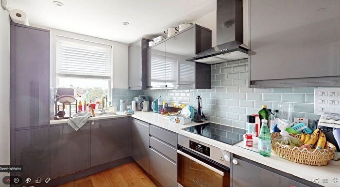 2 Bedroom Flat To Rent In Uxbridge Road, Shepherds Bush, W12