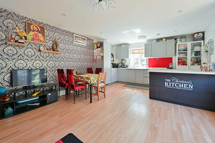 2 Bedroom Flat For Sale In Brandon House, Claybury, Bushey, WD23