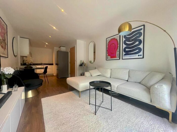 1 Bedroom Flat To Rent In East Carriage House, Royal Carriage Mews, Woolwich, SE18