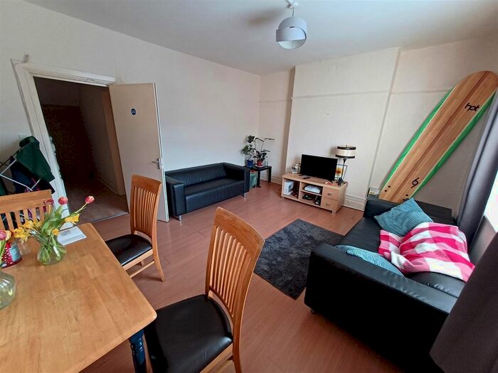 3 Bedroom Flat To Rent In City Road, Cathays, Cardiff, CF24