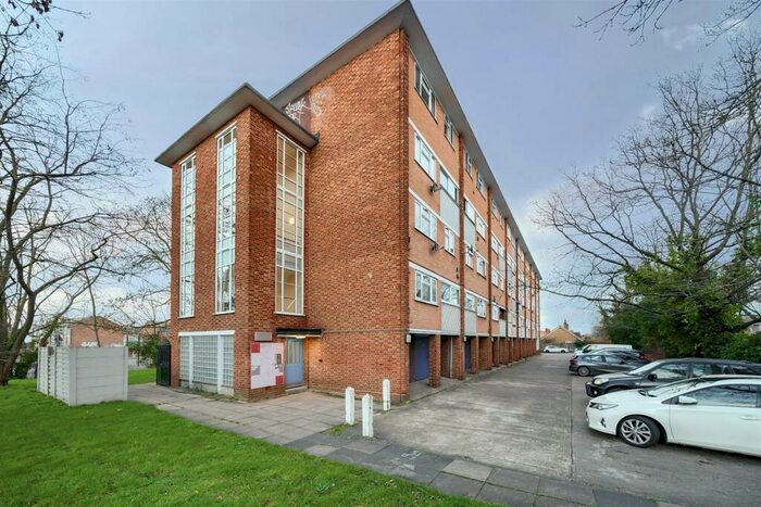 3 Bedroom Flat To Rent In Oakfield Close, New Malden, KT3