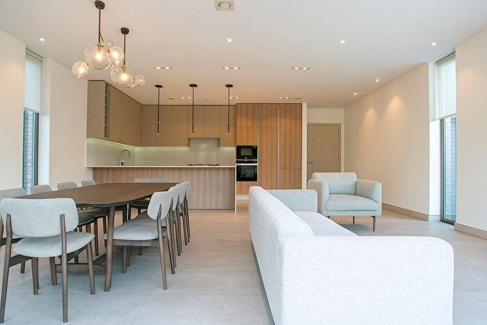 4 Bedroom Detached House For Sale In New Wokingham Road, Crowthorne, Berkshire, RG45