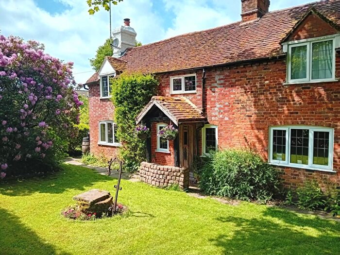 3 Bedroom Detached House For Sale In Chapel Gardens, Lindford, GU35