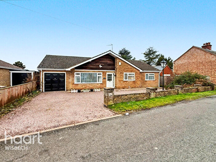 3 Bedroom Detached Bungalow For Sale In Hollycroft Road, Emneth, PE14