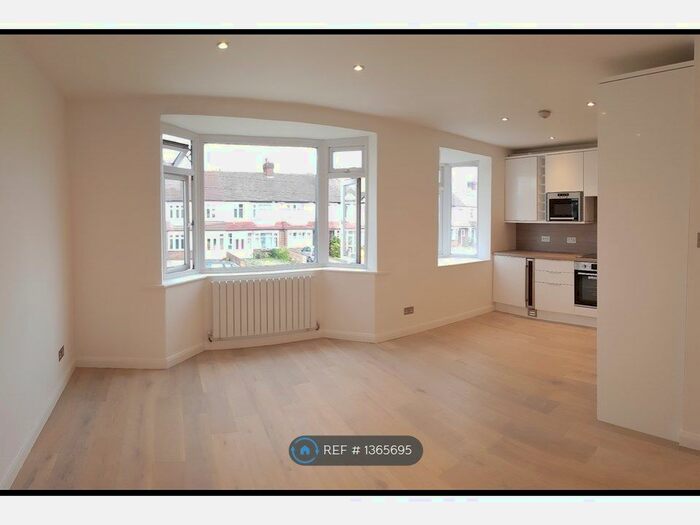 3 Bedroom Flat To Rent In Martin Way, London, SW20