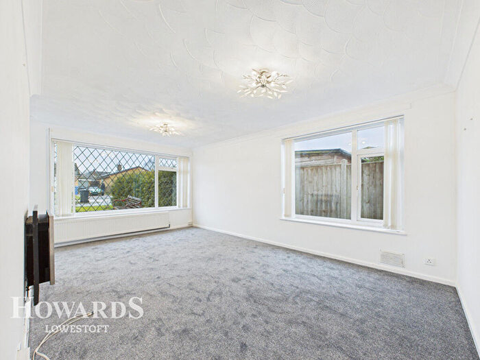 2 Bedroom Detached Bungalow For Sale In Breydon Way, Lowestoft, NR33