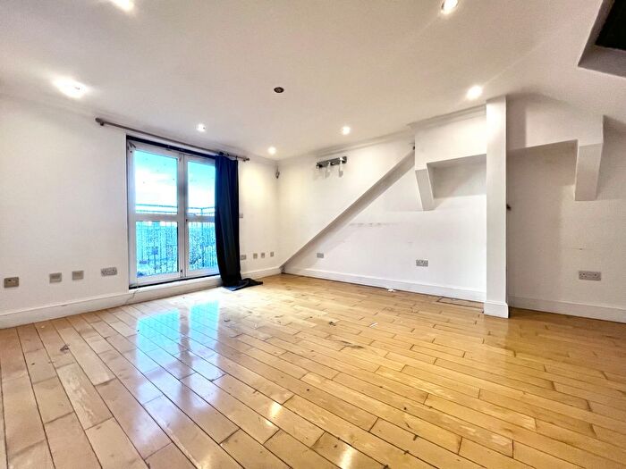 5 Bedroom Semi-Detached House To Rent In The Vale, Cricklewood, NW11