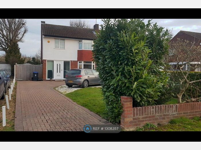 3 Bedroom Semi-Detached House To Rent In Pinewood Green, Iver SL0