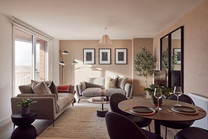 3 Bedroom Flat To Rent In Whitehall, Leeds, LS12