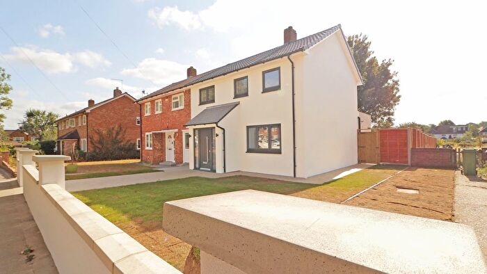 4 Bedroom Semi Detached House For Sale In Kingsdown Way, Bromley, Kent, BR2